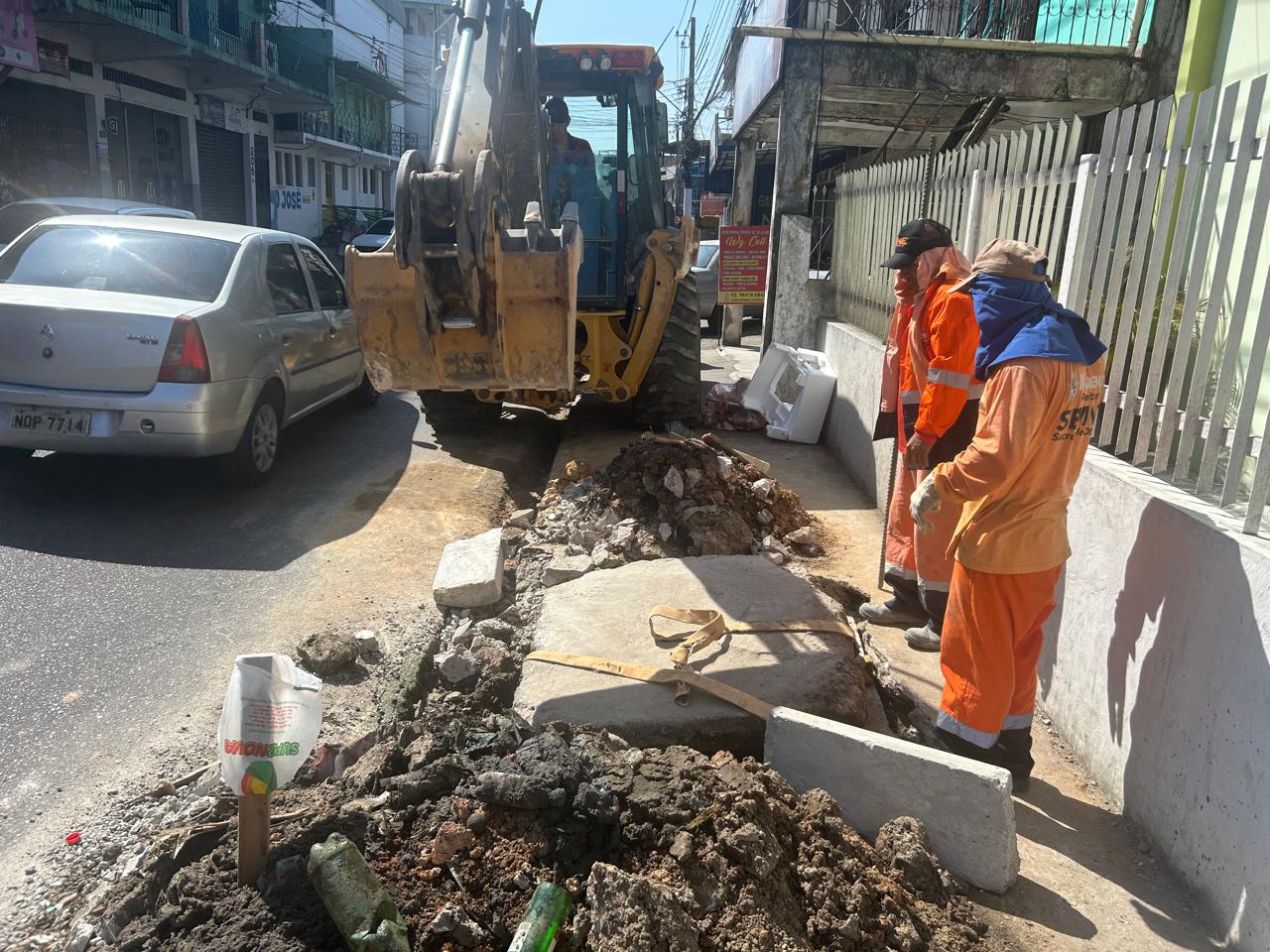 Prefeitura-de-Manaus-desobstrui-caixa-coletora-e-reforca-drenagem-na-avenida-Oscar-Borel-4