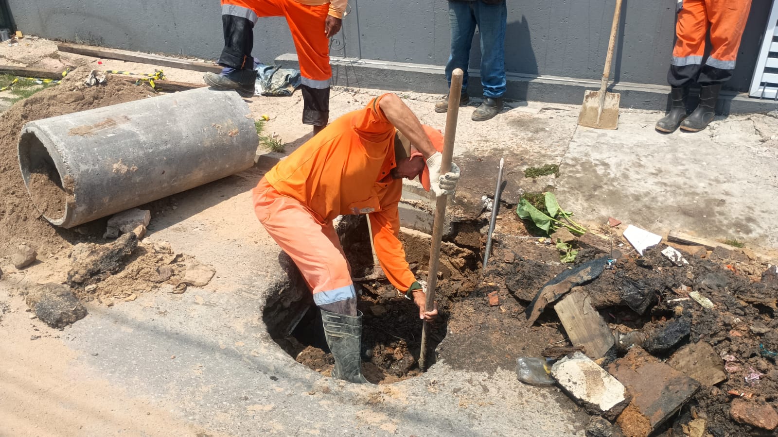 Prefeitura-de-Manaus-recupera-drenagem-profunda-e-atua-em-cratera-no-bairro-Alvorada